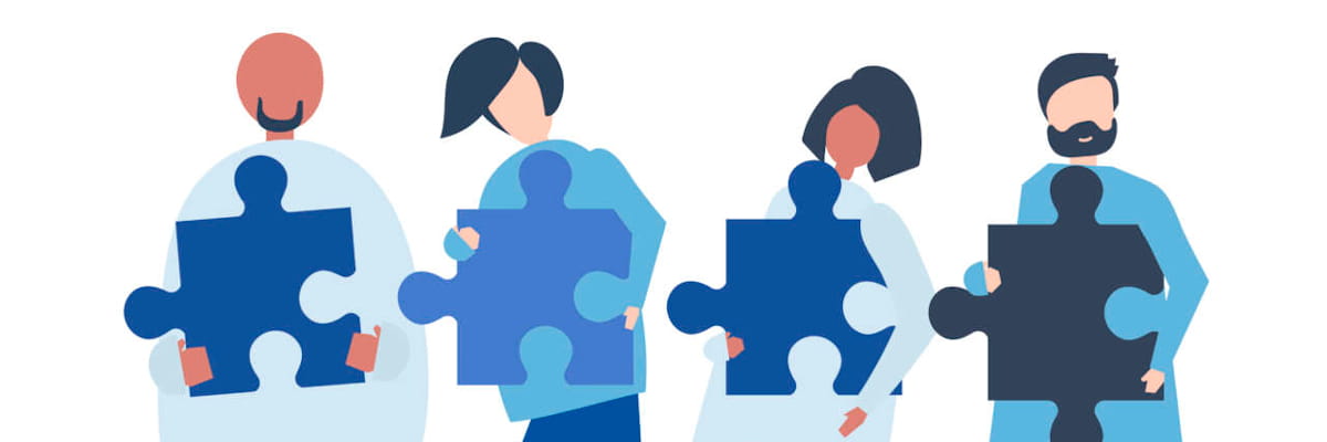 Clipart con quattro persone che reggono pezzi di puzzle